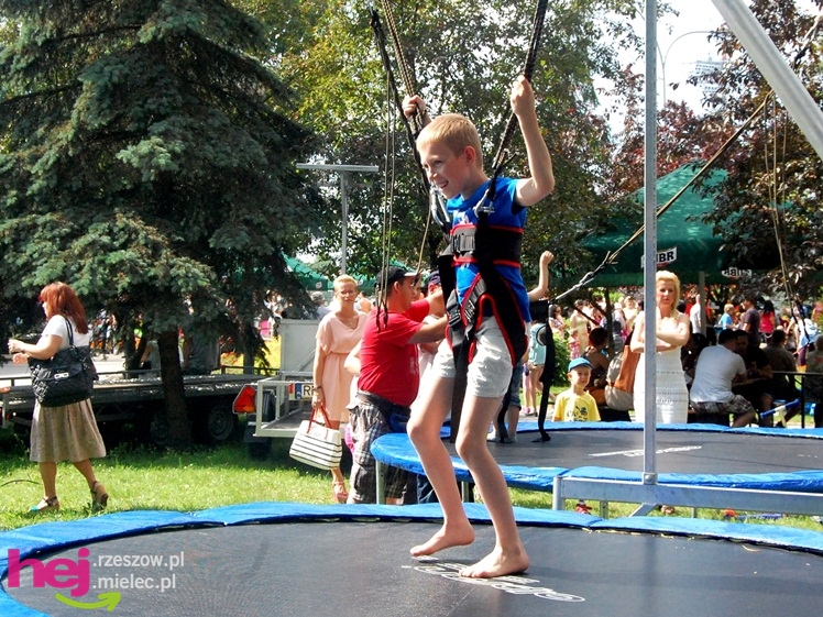 Tłumy na plantach. Słoneczna pogoda i cyrkowe atrakcje
