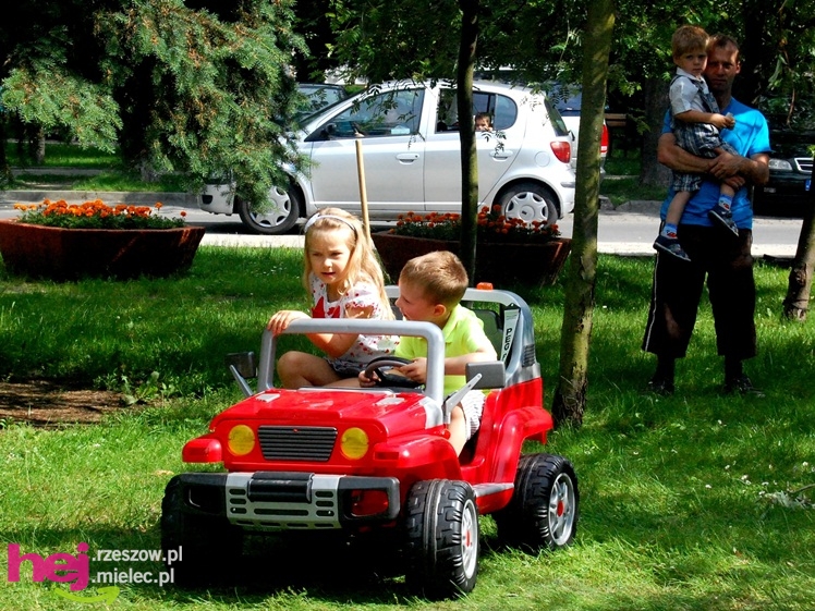 Tłumy na plantach. Słoneczna pogoda i cyrkowe atrakcje
