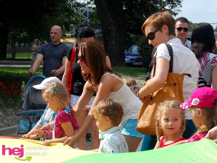Tłumy na plantach. Słoneczna pogoda i cyrkowe atrakcje