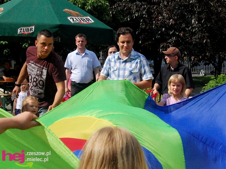 Tłumy na plantach. Słoneczna pogoda i cyrkowe atrakcje