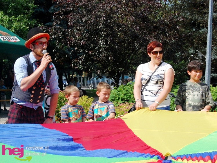 Tłumy na plantach. Słoneczna pogoda i cyrkowe atrakcje