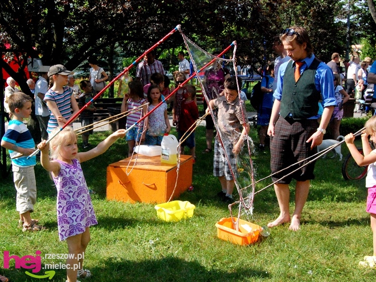 Tłumy na plantach. Słoneczna pogoda i cyrkowe atrakcje