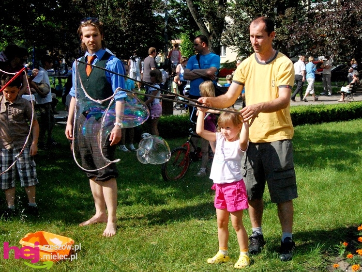 Tłumy na plantach. Słoneczna pogoda i cyrkowe atrakcje
