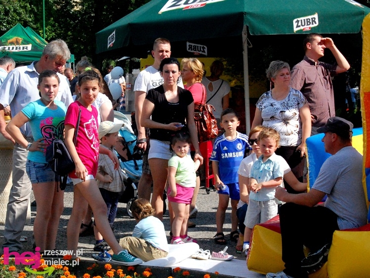Tłumy na plantach. Słoneczna pogoda i cyrkowe atrakcje