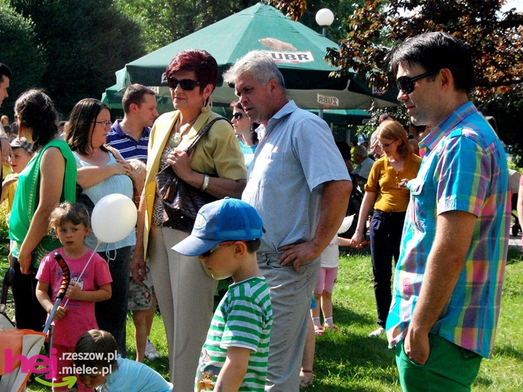 Tłumy na plantach. Słoneczna pogoda i cyrkowe atrakcje