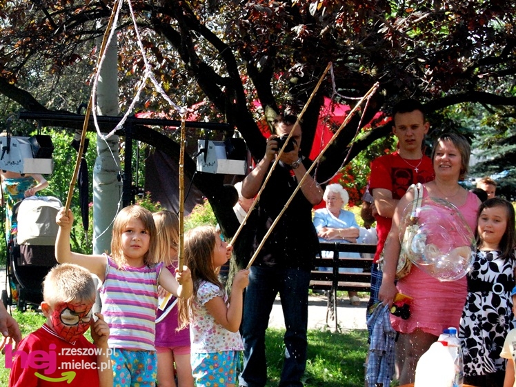 Tłumy na plantach. Słoneczna pogoda i cyrkowe atrakcje