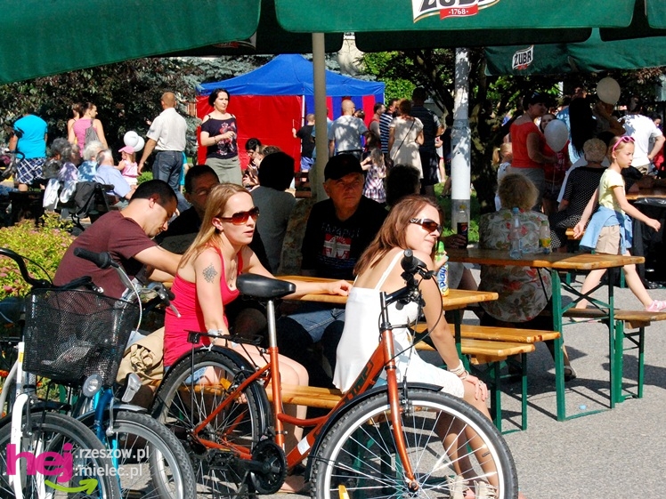 Tłumy na plantach. Słoneczna pogoda i cyrkowe atrakcje