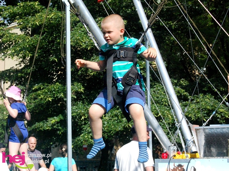 Tłumy na plantach. Słoneczna pogoda i cyrkowe atrakcje
