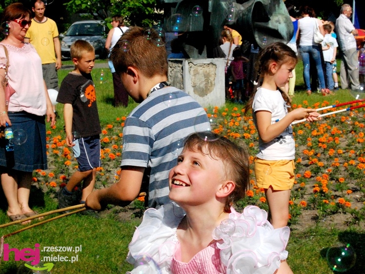 Tłumy na plantach. Słoneczna pogoda i cyrkowe atrakcje