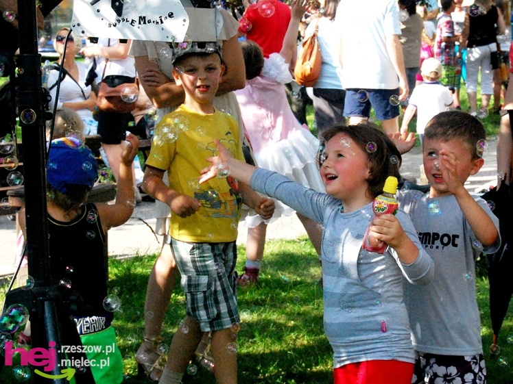Tłumy na plantach. Słoneczna pogoda i cyrkowe atrakcje
