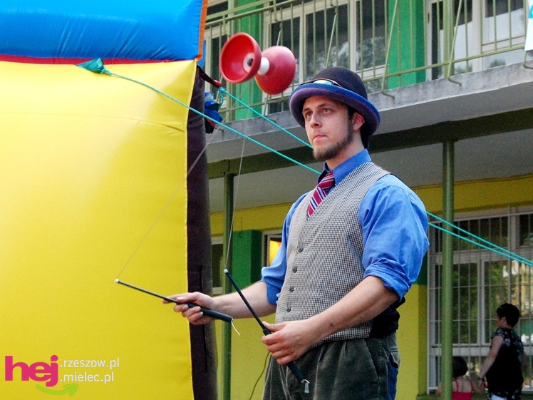 Tłumy na plantach. Słoneczna pogoda i cyrkowe atrakcje