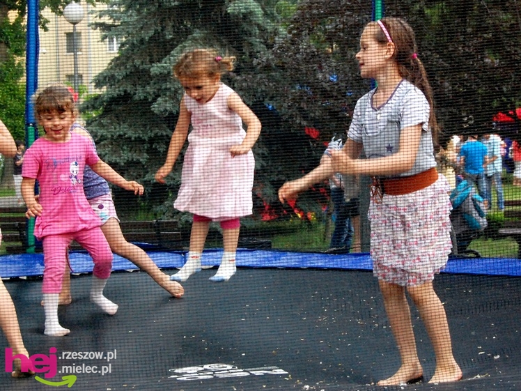 Tłumy na plantach. Słoneczna pogoda i cyrkowe atrakcje