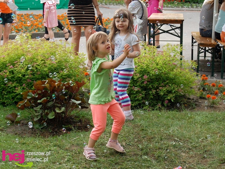 Tłumy na plantach. Słoneczna pogoda i cyrkowe atrakcje