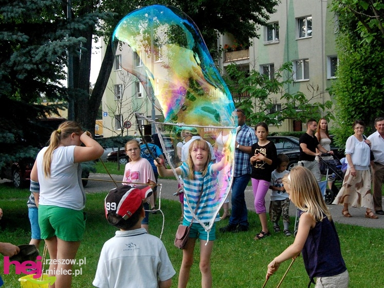 Tłumy na plantach. Słoneczna pogoda i cyrkowe atrakcje