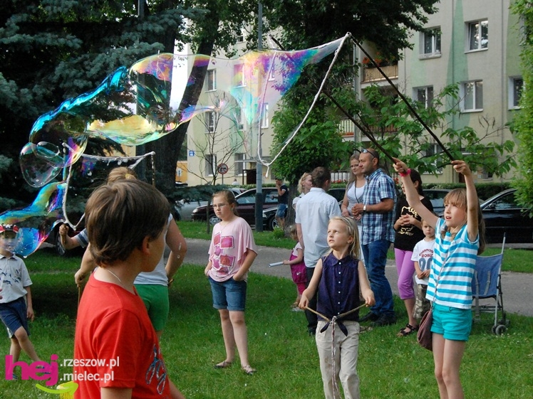 Tłumy na plantach. Słoneczna pogoda i cyrkowe atrakcje