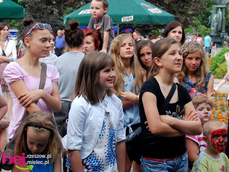 Tłumy na plantach. Słoneczna pogoda i cyrkowe atrakcje
