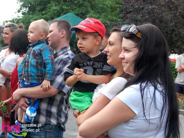Tłumy na plantach. Słoneczna pogoda i cyrkowe atrakcje