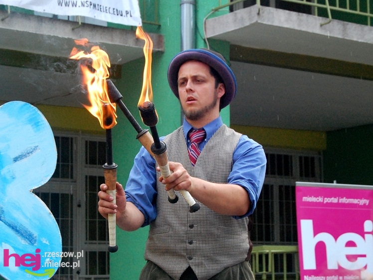 Tłumy na plantach. Słoneczna pogoda i cyrkowe atrakcje