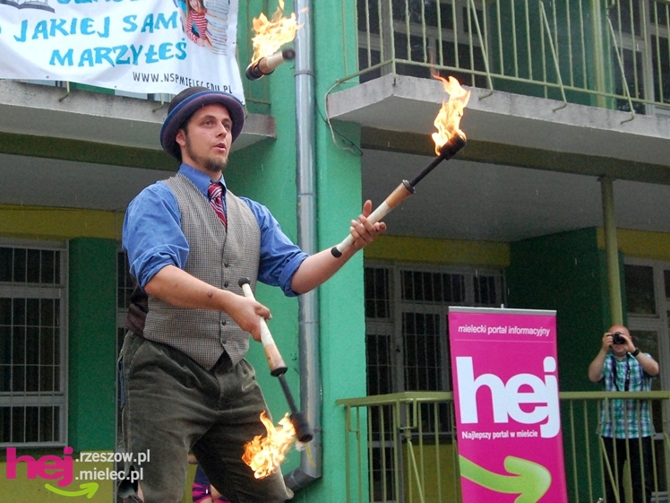 Tłumy na plantach. Słoneczna pogoda i cyrkowe atrakcje
