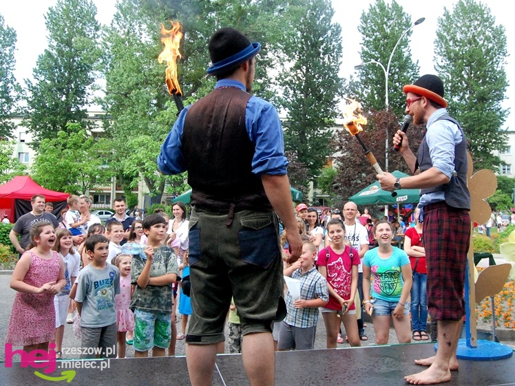 Tłumy na plantach. Słoneczna pogoda i cyrkowe atrakcje