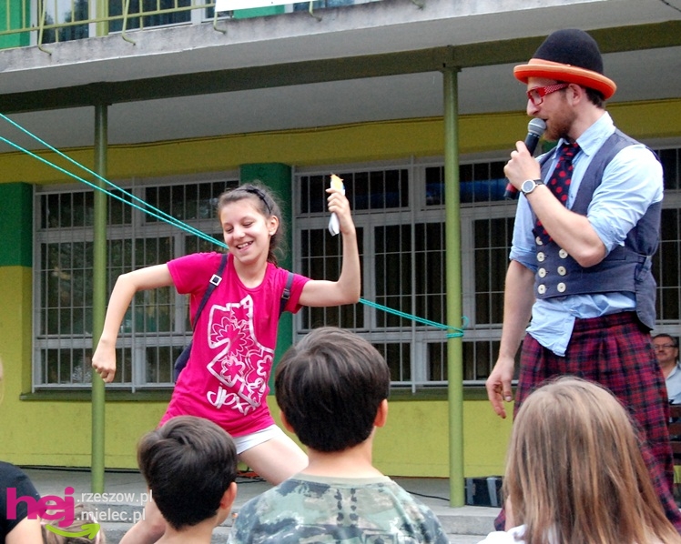 Tłumy na plantach. Słoneczna pogoda i cyrkowe atrakcje