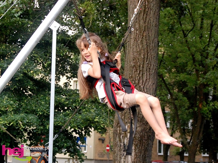 Tłumy na plantach. Słoneczna pogoda i cyrkowe atrakcje