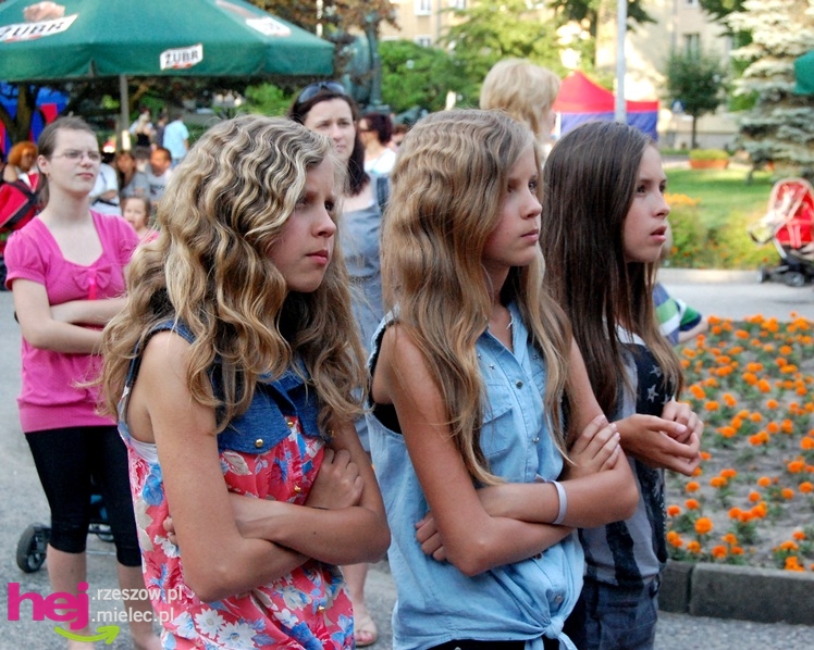 Tłumy na plantach. Słoneczna pogoda i cyrkowe atrakcje