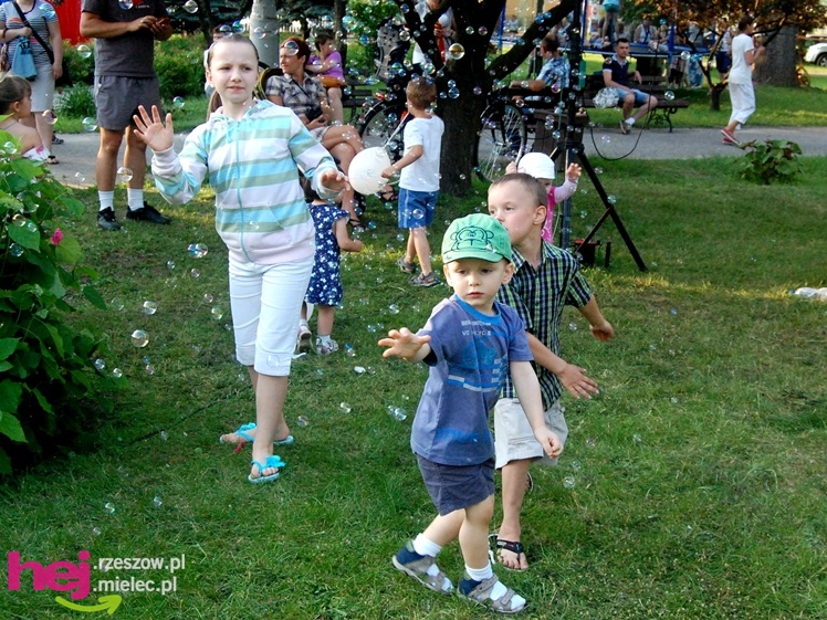 Tłumy na plantach. Słoneczna pogoda i cyrkowe atrakcje