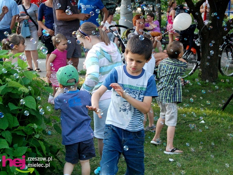 Tłumy na plantach. Słoneczna pogoda i cyrkowe atrakcje