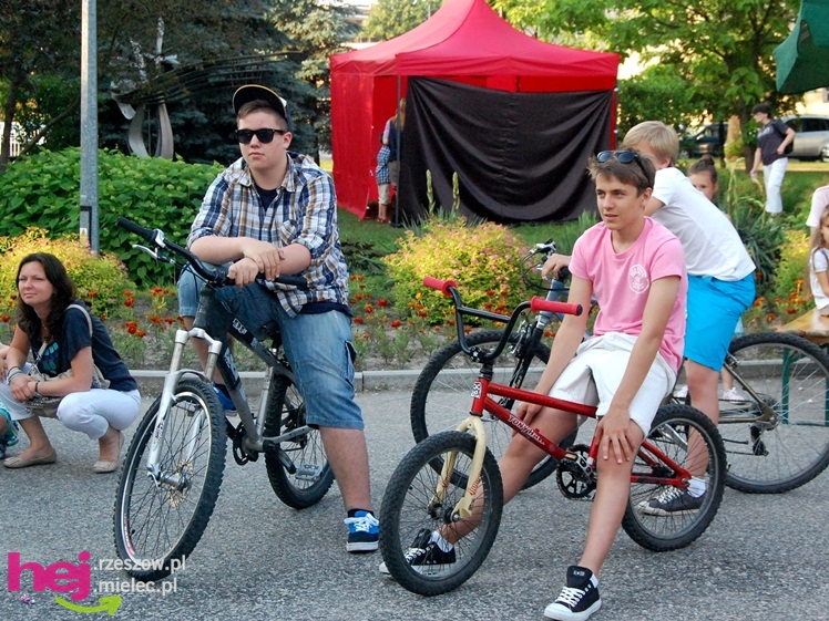 Tłumy na plantach. Słoneczna pogoda i cyrkowe atrakcje