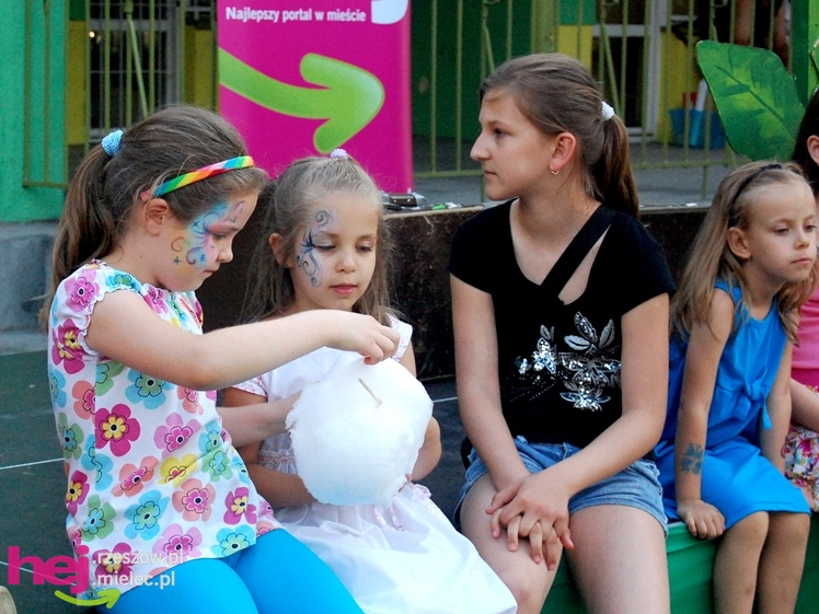 Tłumy na plantach. Słoneczna pogoda i cyrkowe atrakcje