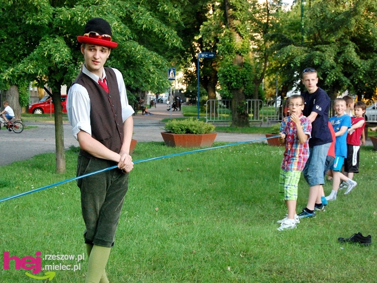 Tłumy na plantach. Słoneczna pogoda i cyrkowe atrakcje