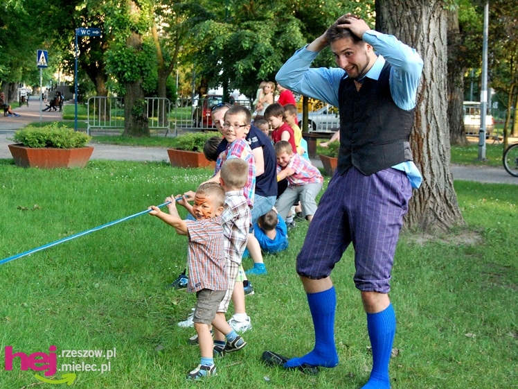 Tłumy na plantach. Słoneczna pogoda i cyrkowe atrakcje