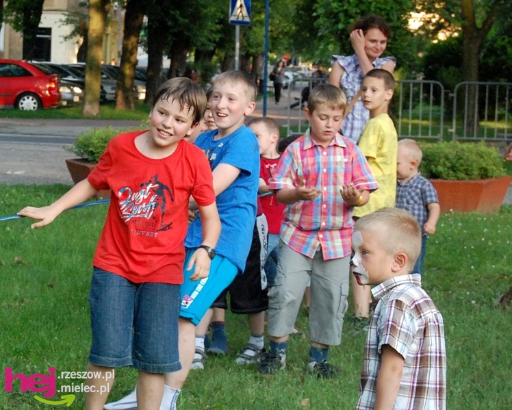 Tłumy na plantach. Słoneczna pogoda i cyrkowe atrakcje