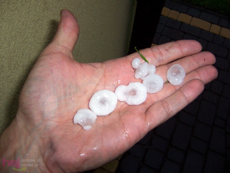 Burza w regionie: grad miał średnicę nawet 2 - 3 centymetrów