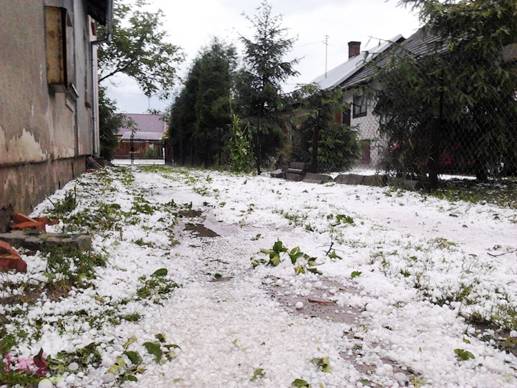 Burza w regionie: grad miał średnicę nawet 2 - 3 centymetrów