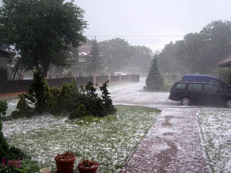 Burza w regionie: grad miał średnicę nawet 2 - 3 centymetrów