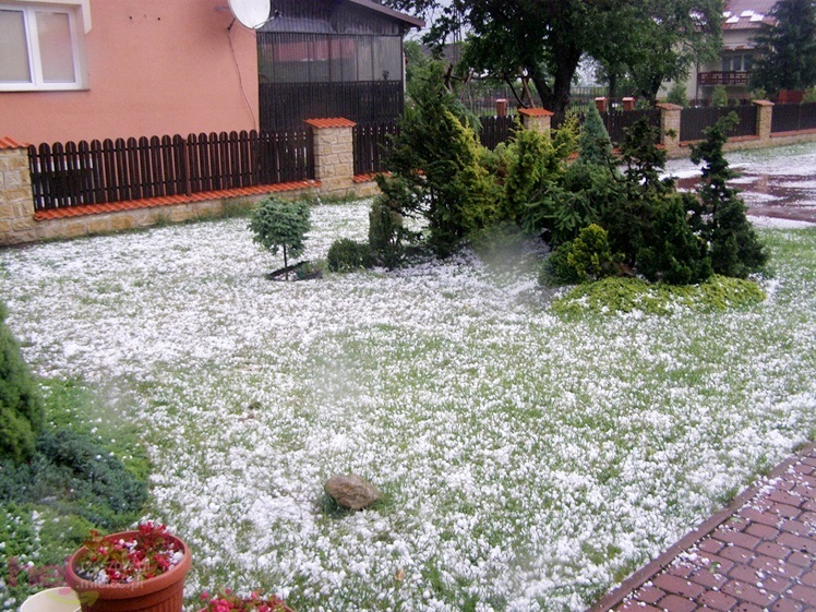 Burza w regionie: grad miał średnicę nawet 2 - 3 centymetrów