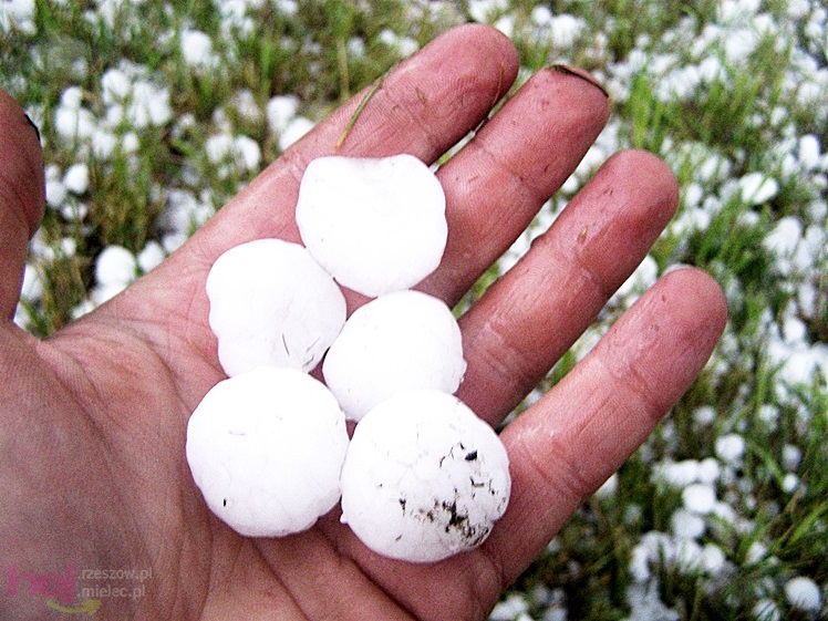 Burza w regionie: grad miał średnicę nawet 2 - 3 centymetrów