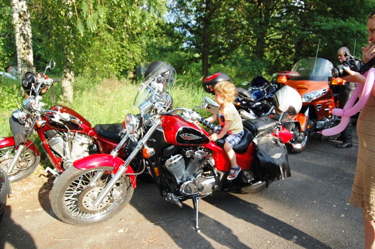 Balon koszowy nad lotniskiem. To była niespodzianka z okazji Dnia Dziecka