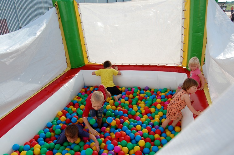 Balon koszowy nad lotniskiem. To była niespodzianka z okazji Dnia Dziecka