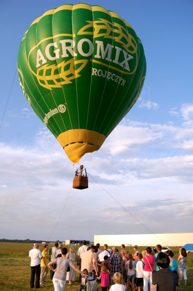 Balon koszowy nad lotniskiem. To była niespodzianka z okazji Dnia Dziecka