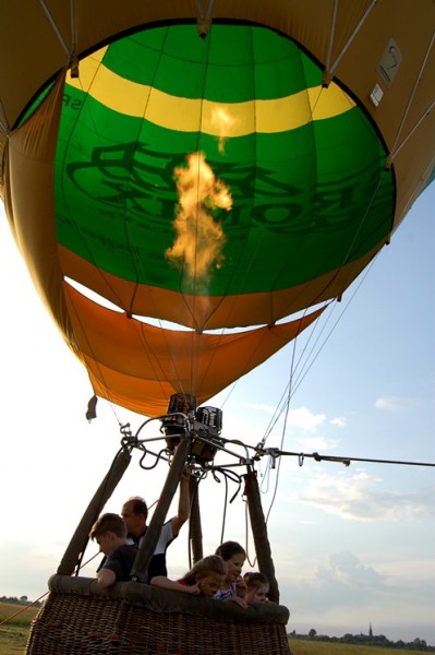 Balon koszowy nad lotniskiem. To była niespodzianka z okazji Dnia Dziecka