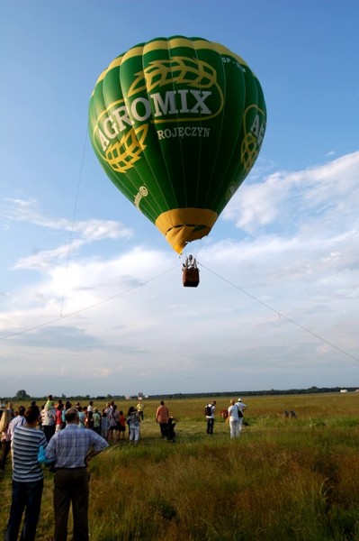 Balon koszowy nad lotniskiem. To była niespodzianka z okazji Dnia Dziecka