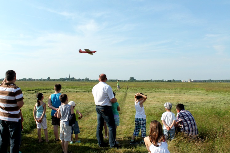 Balon koszowy nad lotniskiem. To była niespodzianka z okazji Dnia Dziecka