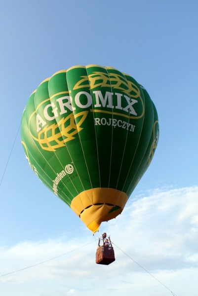 Balon koszowy nad lotniskiem. To była niespodzianka z okazji Dnia Dziecka