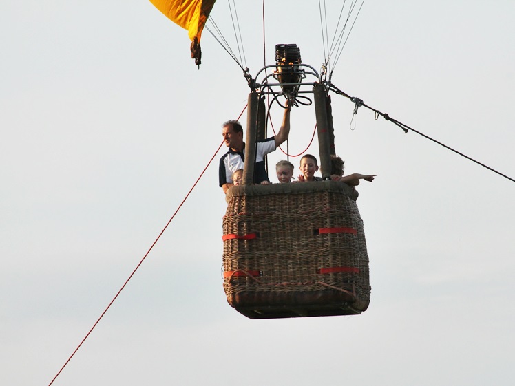 Balon koszowy nad lotniskiem. To była niespodzianka z okazji Dnia Dziecka