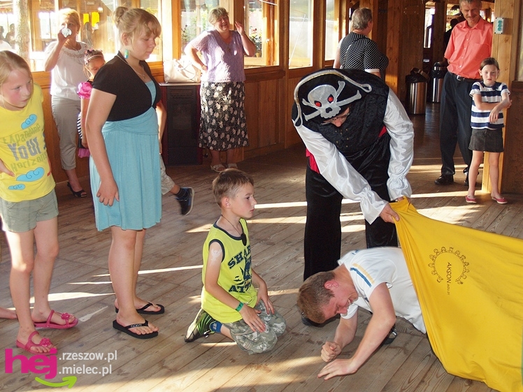 Powiatowy Dzień Rodzicielstwa Zastępczego. Dorośli z dziećmi bawili się na pikniku