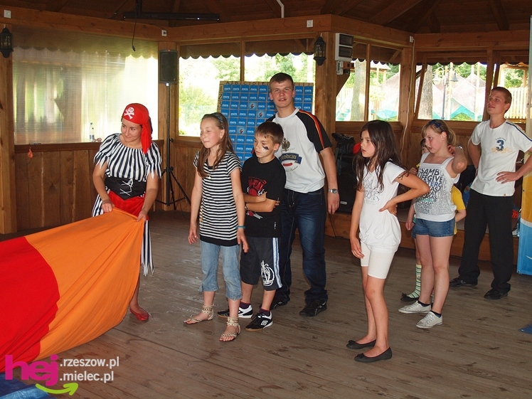 Powiatowy Dzień Rodzicielstwa Zastępczego. Dorośli z dziećmi bawili się na pikniku