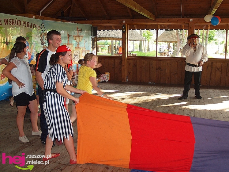 Powiatowy Dzień Rodzicielstwa Zastępczego. Dorośli z dziećmi bawili się na pikniku